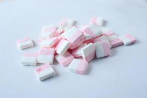 marshmallow godis i en skål på vit bakgrund foto