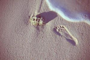ensamt spår från en barfota på sand. foto