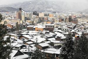 utsikt över staden takayama i Japan i snön foto