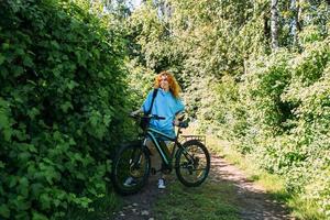 en ung kvinna använder en modern elcykel för sport och friluftsliv foto