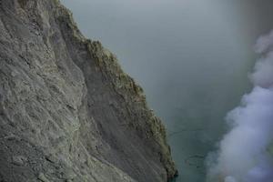 svavelångor från kratern i vulkanen kawah ijen, indonesien foto