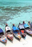 traditionell thailändsk longtailbåt på stranden foto