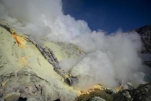 svavelgruva inuti kratern av vulkanen Ijen, östra java, indonesien foto