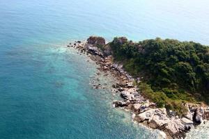 strand i hög vinkel, fantastiskt havslandskap i Thailands berömda turistmål foto