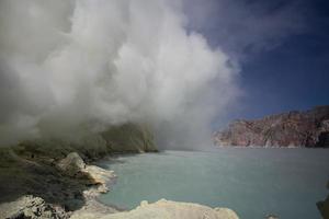 svavelgruva med arbetare i kawah ijen, java, indonesien foto