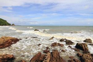 stenar på den tropiska stranden foto