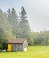 morgongrönt gräsfält i oberammergau foto