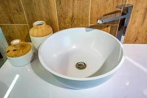 vattenkran handfat med kran i dyrt loft badrum foto