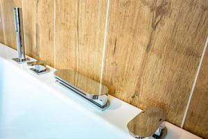 vattenkran handfat med kran i dyrt loft badrum foto