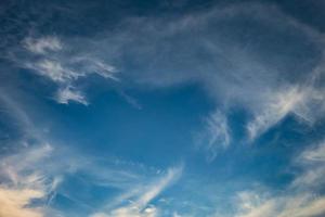 blå himmel bakgrund med små stratus cirrus randiga moln. klarningsdag och bra blåsigt väder foto