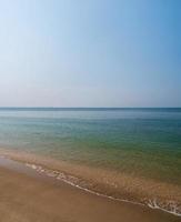 panorama framifrån landskap blått hav blå strand brun bakgrund morgondag se lugn sommar natur tropiskt hav vackert havsvatten resa bangsaen strand östra thailand chonburi exotisk horisont. foto