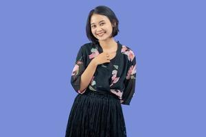ung asiatisk kvinna med attraktiv gest foto