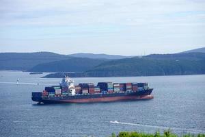 vladivostok, primorsky krai - 14 juli 2019 containerfartyg i bakgrunden av havslandskapet foto