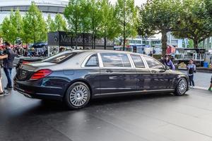 frankfurt, tyskland - sept 2019 silver svart ny mercedes-benz maybach s 650 pullman vv 222, iaa international motor show auto exhibition foto