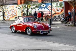 tyskland, limburg - apr 2017 röd porsche 356 coupe 1948 i limburg an der lahn, hesse, tyskland foto