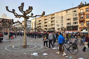 frankfurt, Tyskland - 18 mars 2015 massor av demonstranter, demonstrationsblockering foto