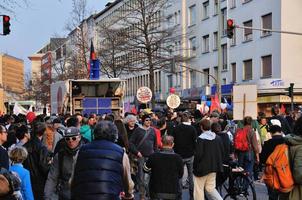 frankfurt, Tyskland - 18 mars 2015 massor av demonstranter, demonstrationsblockering foto