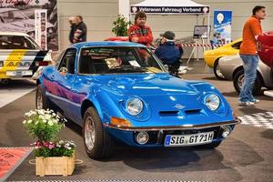 friedrichshafen - maj 2019 blå opel gt 1968 coupe på motorworld classics bodensee den 11 maj 2019 i friedrichshafen, tyskland foto