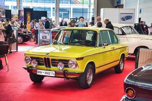 friedrichshafen - maj 2019 ljusgul citron bmw 2002 tii 2000 nyklass sedan på motorworld classics bodensee den 11 maj 2019 i friedrichshafen, Tyskland foto