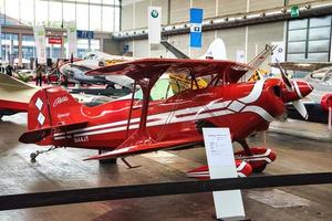 friedrichshafen - maj 2019 red biplane pitts s1 11b 2005 på motorworld classics bodensee den 11 maj 2019 i friedrichshafen, tyskland foto