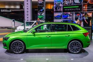 frankfurt, tyskland - sept 2019 limegrön skoda scala herrgårdsvagn kombi familjebil baserad på vision rs, iaa international motor show auto exhibition foto