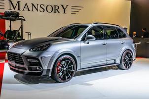 frankfurt - sept 2015 porsche macan mansory presenterad på iaa in foto