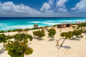sandstrand med azurblått vatten på en solig dag nära cancun, Mexiko foto
