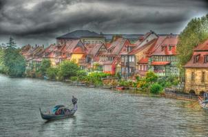 regnitz floden hdr med vackra hus och en båt i bamberg, bayern, bayern, tyskland foto