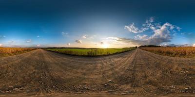 full sömlös sfärisk hdri panorama 360 graders vinkelvy på grusväg bland åkrar i sommarkväll solnedgång med fantastiska moln i ekvirektangulär projektion, redo för virtuell verklighet foto