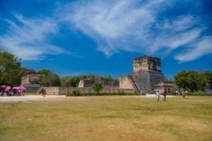 den stora bollplanen, gran juego de pelota i chichen itzas arkeologiska plats i Yucatan, Mexiko foto