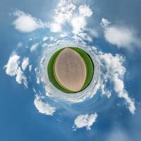 liten planetomvandling av sfäriskt panorama 360 grader. sfärisk abstrakt flygfoto i fältet i trevlig kväll med fantastiska vackra moln. utrymmets krökning. foto