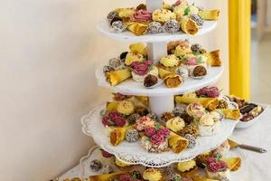 utsikt över serverad för dekorerad bröllopsmiddag godisbord med olika sötsaker foto