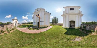 hel sfärisk sömlös hdri panorama 360 grader på gården nära en liten katolsk kyrka i ekvirektangulär projektion med zenit och nadir, vr innehåll foto