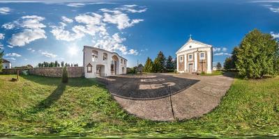 full sömlös sfärisk hdri panorama 360 graders vinkel i liten by med dekorativ medeltida stil arkitektur kyrka i ekvirektangulär sfärisk projektion med zenit och nadir. vr innehåll foto