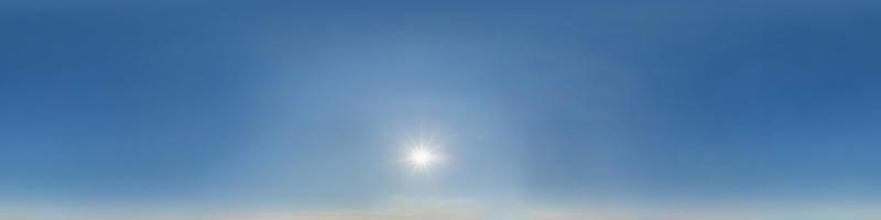 klarblå himmel med stekande sol. sömlös hdri panorama 360 graders vinkelvy med zenit för användning i 3d-grafik eller spelutveckling som sky dome eller redigera drönarbild foto