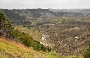 målad canyon i det eroderande landskapet i badlands foto