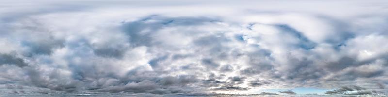 blå himmel med vackra cumulusmoln på kvällen. sömlös hdri panorama 360 graders vinkelvy med zenit för användning i grafik eller spelutveckling som sky dome eller redigera drönarbild foto