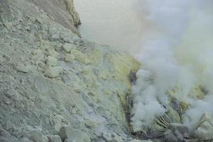 svavelångor från kratern i vulkanen kawah ijen, indonesien foto