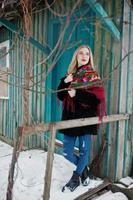 blond flicka med handbroderad halsduk poserade på vinterdagen. kvinnors näsduk. foto