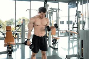 asiatiska män tränar genom att lyfta vikter eller lyfta hantlar. asiatiska bodybuilder fitness koncept foto