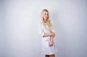 attraktiv blond kvinnlig läkare eller sjuksköterska i labbrock isolerad på vit bakgrund. foto