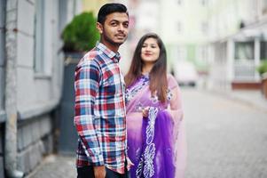 snyggt indiskt hinduiskt par poserade på gatan. foto