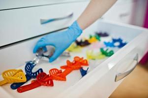 olika färgade tandläkare verktyg på tandläkaren. foto