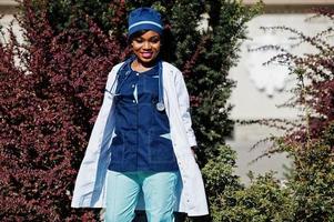 afrikansk amerikansk läkare kvinna med stetoskop poserade utomhus. foto