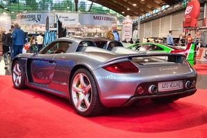 friedrichshafen - maj 2019 silver porsche carrera gt 2002 på motorworld classics bodensee den 11 maj 2019 i friedrichshafen, tyskland foto