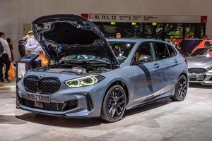 frankfurt, tyskland - sept 2019 blågrå bmw 1 1er halvkombi, iaa international motor show auto exhibition foto