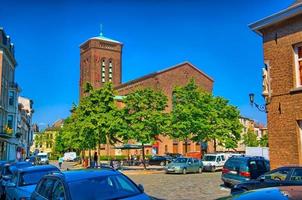 Antwerpen, Belgien - juni 2013 katolska kyrkan i rött tegel den 7 juni foto
