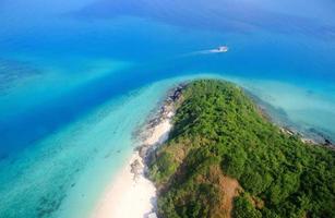 paradis tropisk ö i form av våg, thailand foto