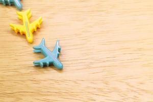 flygplan mini leksak närbild bild för resor innehåll. foto
