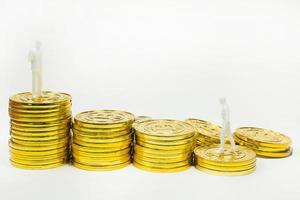 vit miniatyr och guldmynt bitcoin abstrakt bild närbild bakgrund. foto